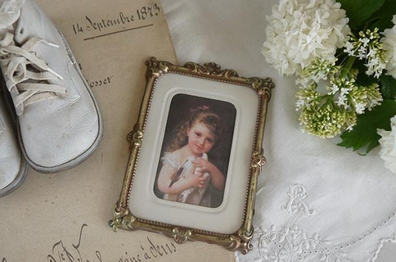 Cadre fillette et colombe