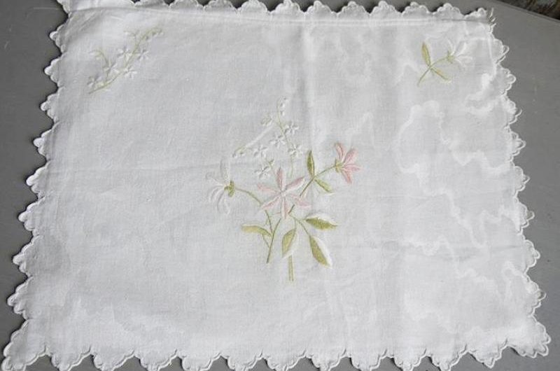 Pochette brodée et festonnée