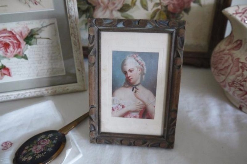 Portrait d’élégante et cadre en bois