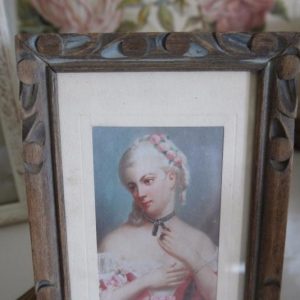 portrait-d-elegante-et-cadre-en-bois_1694_2