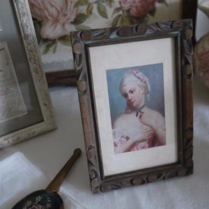 portrait-d-elegante-et-cadre-en-bois_1694_3