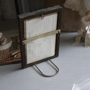 portrait-d-elegante-et-cadre-en-bois_1694_4