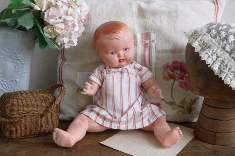 Poupée en robe rayée