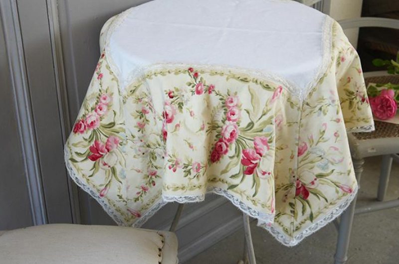 Petit nappe frise fleurs roses