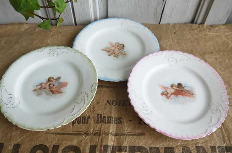Trois petites assiettes anges