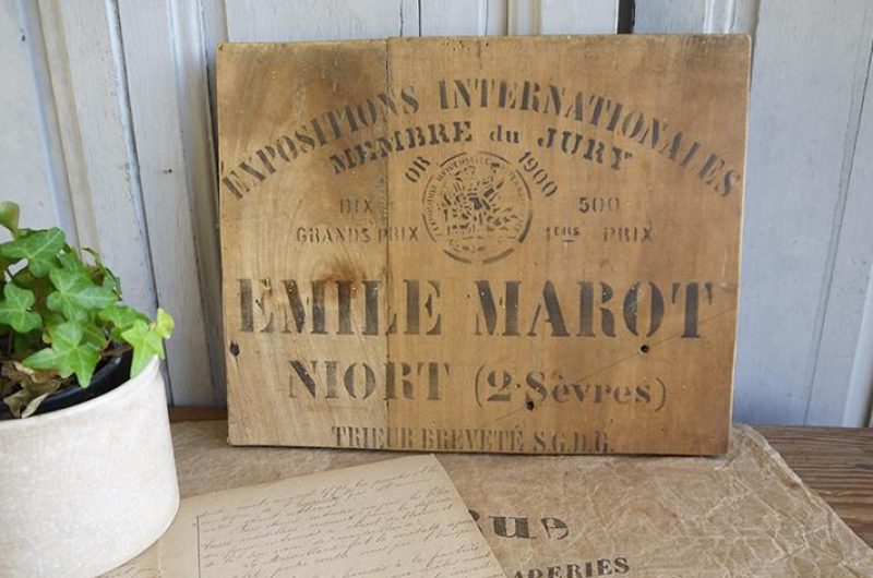 Panneau publicitaire au pochoir