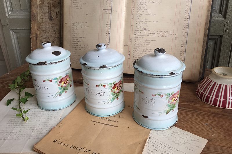 Trois pots à épices