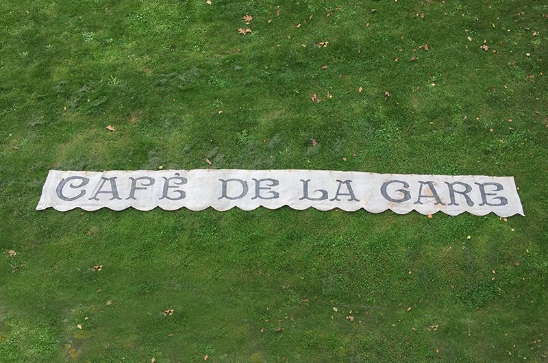 Grande enseigne  » Café de la gare « 