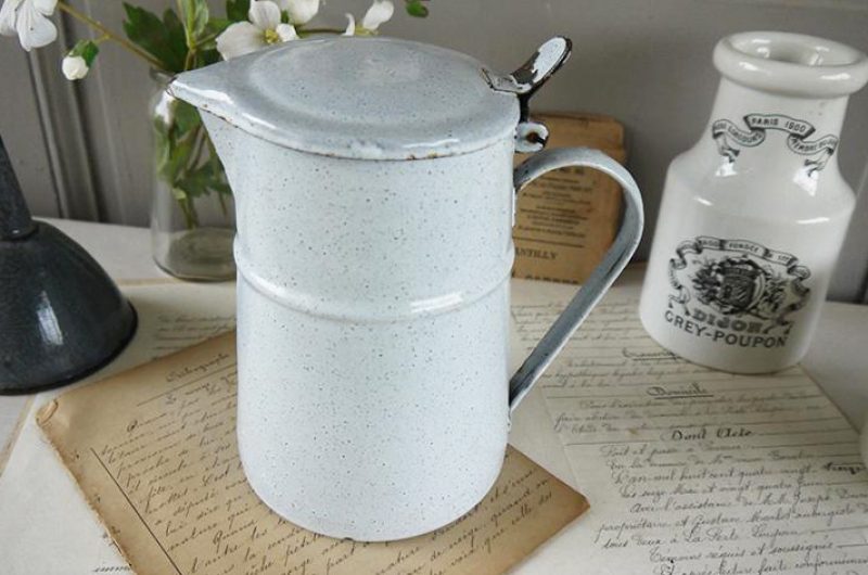 Pichet émaillé à couvercle