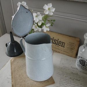 pichet-emaille-a-couvercle_2705_3-1024x768-1-1024x768