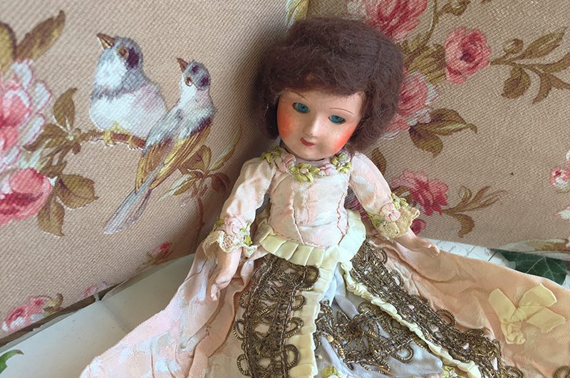 Petite poupée en robe rose