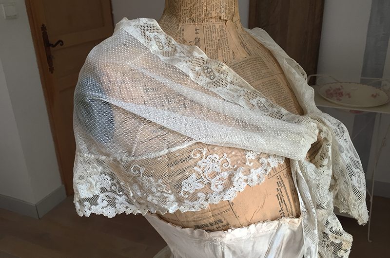 Châle ancien en dentelle