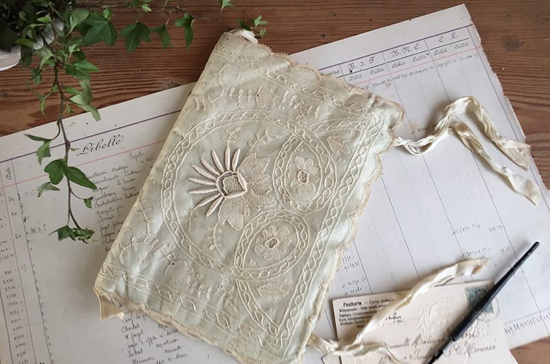 Pochette bleue en dentelle