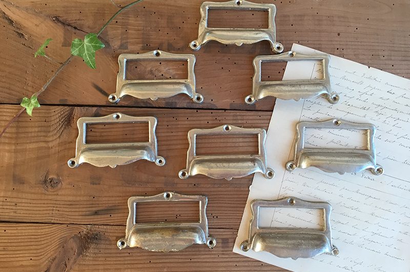 Poignée porte étiquette