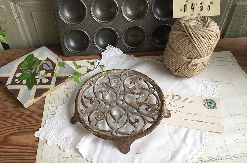 Dessous de plat gris