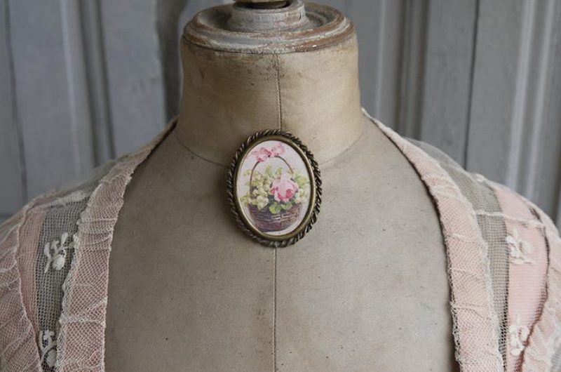 Broche panier de muguet