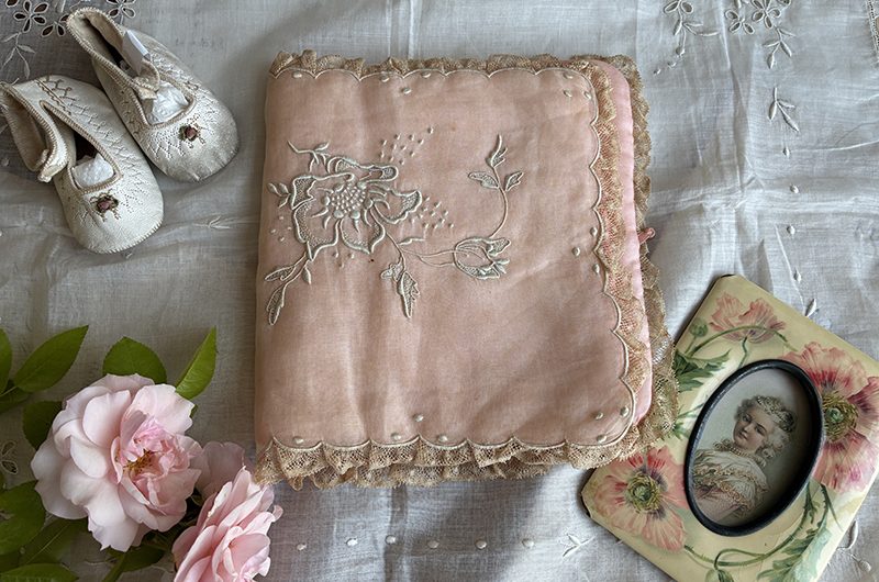 Pochette rose et dentelle